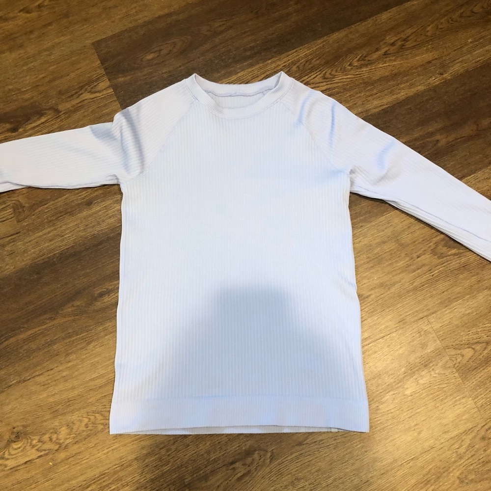 Lululemon long sleeve shirt (size 6) (light blue) barley worn lined as pattern